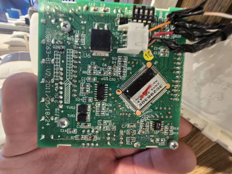 Placă electronică de aer condiționat scoasă pentru reparație